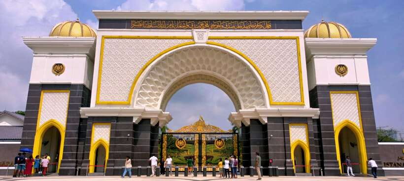 Best of Kuala Lumpur Tour with Twin Tower Entry - Batu Caves and a batik workshop open the day