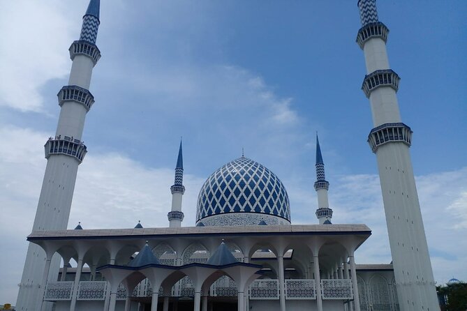 Blue Mosque And Batu Caves Private Tour from Kuala Lumpur - Batu Caves: color, steps, and limestone chambers