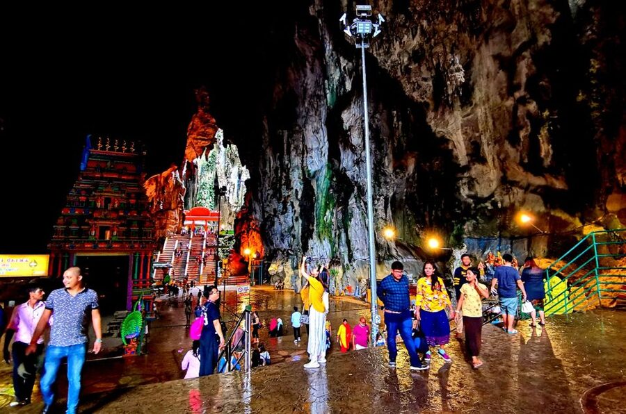 From Kuala Lumpur: Batu Caves Cultural Temple Tour - Central Market adds a final shopping stop