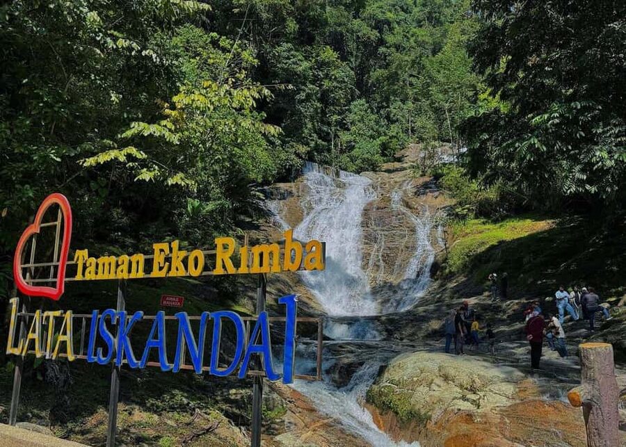 From Kuala Lumpur: Cameron Highlands Day Tour with Lunch - AGRO Market and Floral Park: pretty, busy, and highly organized