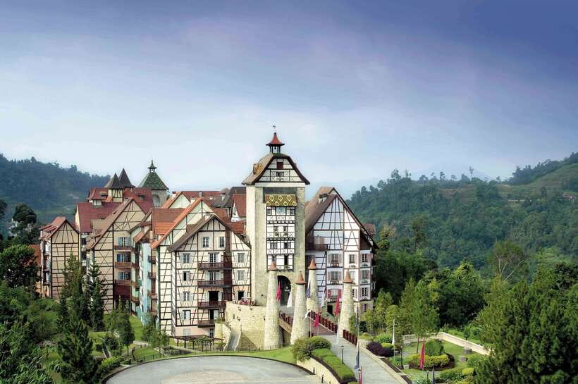 From Kuala Lumpur: Colmar Tropicale and Batu Caves Day Trip - Japanese Village brings the quietest hour