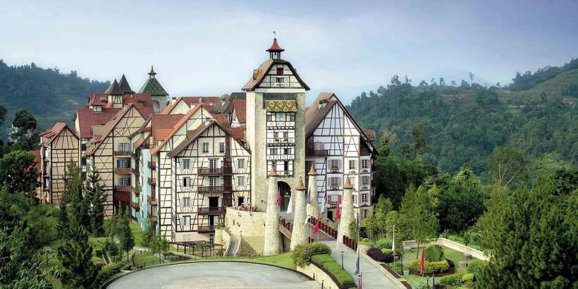 From Kuala Lumpur: Colmar Tropicale and Batu Caves Day Trip - Pickup choices and meeting point