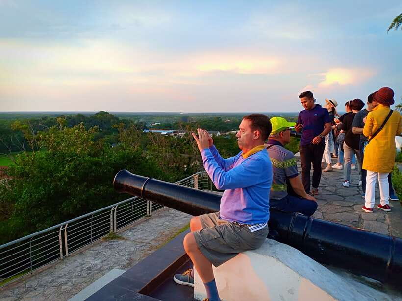 From Kuala Lumpur: Fireflies Tour and Seafood Dinner - What guides add to the experience