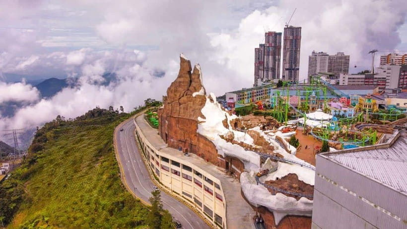 From Kuala Lumpur: Genting Highlands Day Tour & Gondola Ride - Two very different Malaysian sights in one day