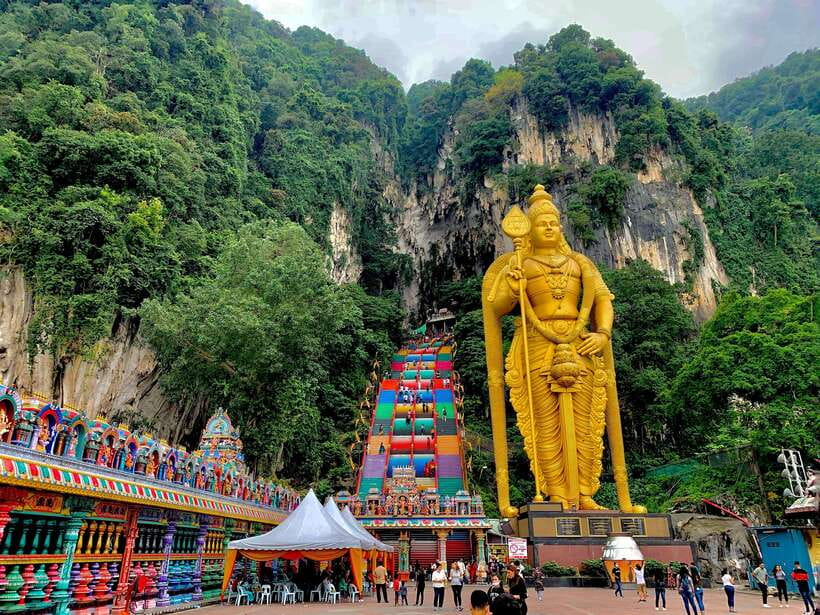 From Kuala Lumpur: Genting Highlands Day Tour & Gondola Ride - Riding the gondola from Awana Station