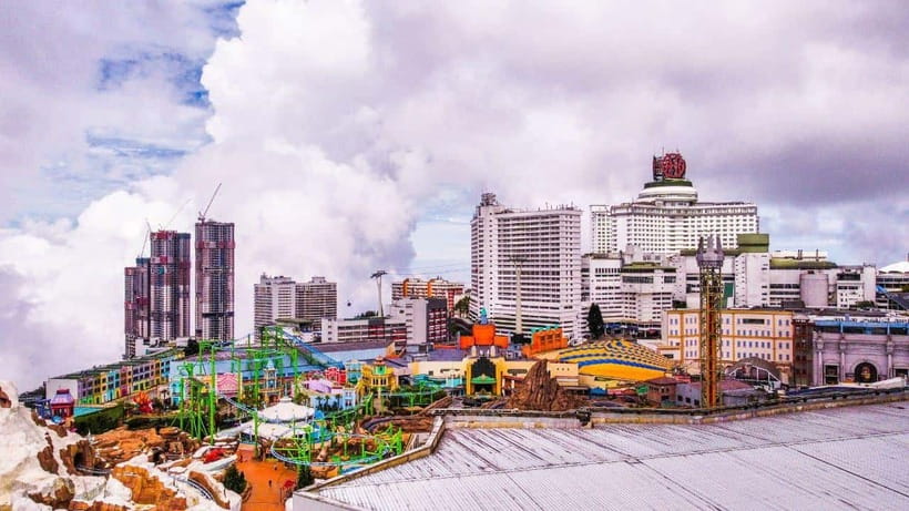 From Kuala Lumpur: Genting Highlands Day Tour & Gondola Ride - The drive into the Titiwangsa Mountains