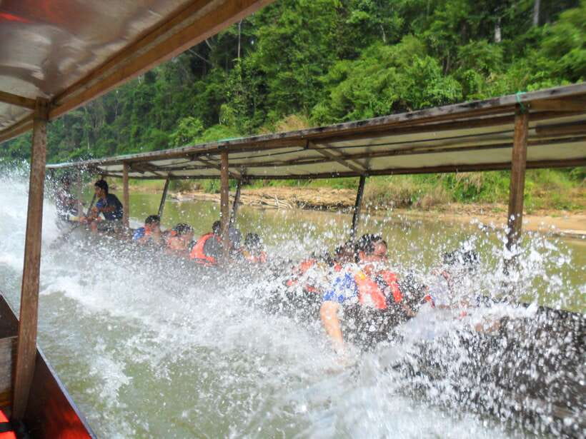 From Kuala Lumpur: Taman Negara National Park Trek Day Tour - A long road from Kuala Lumpur to the rainforest