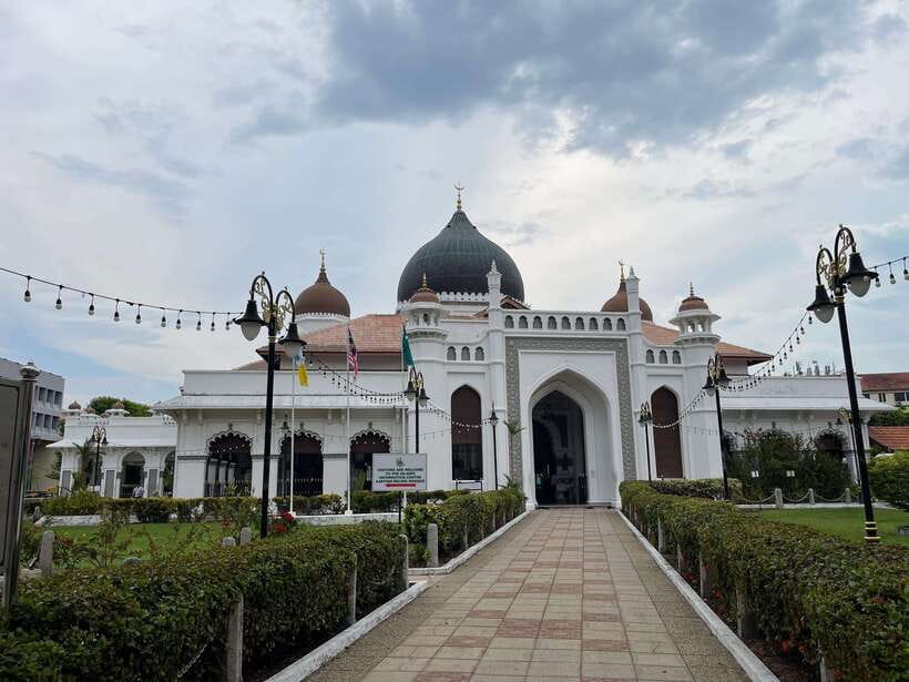 George Town: Heritage Walking Tour with Street Food Tasting - How the guides shape the pace