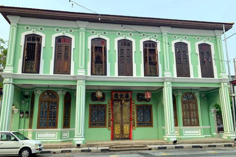 George Town: Private Half-Day Historical City Tour - The Burmese temple and the standing Buddha
