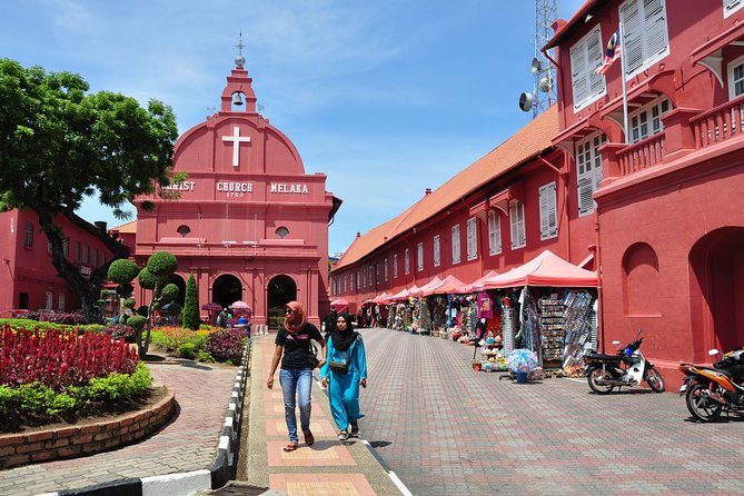Historical Melaka Day Tour - A mosque and a Hindu temple close together