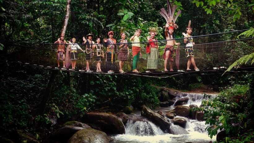Kota Kinabalu : Mari-Mari Cultural Village Day Tour - The dance show requires attention and respect