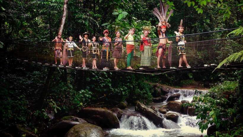 Kota Kinabalu : Mari-Mari Cultural Village Day Tour - Entering the traditional dwellings
