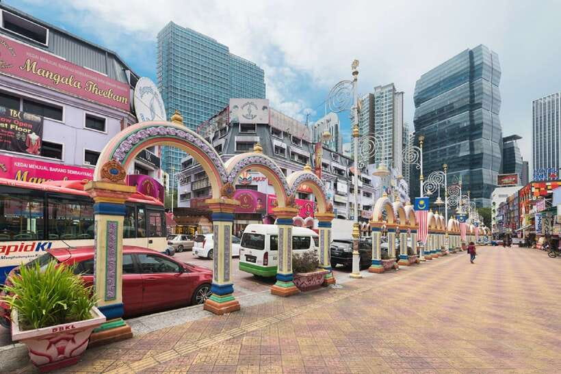 Kuala Lumpur: Batu Caves & Historic Buildings Tour - What the guides add to the experience