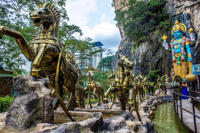 Kuala Lumpur : Batu Caves Private Tour - Ramayana Cave adds a second layer
