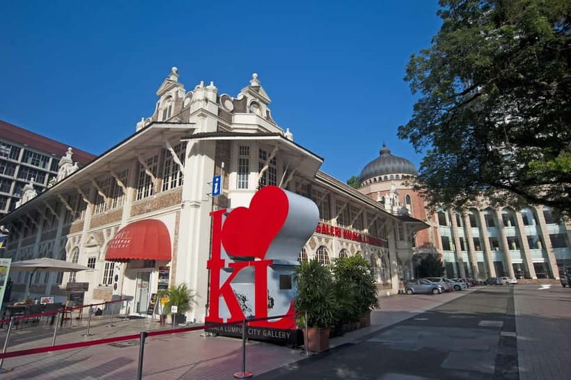 Kuala Lumpur: City Highlights, Batu Caves, and Malacca Tour - Kuala Lumpur Begins With Towers and Old Colonial Buildings
