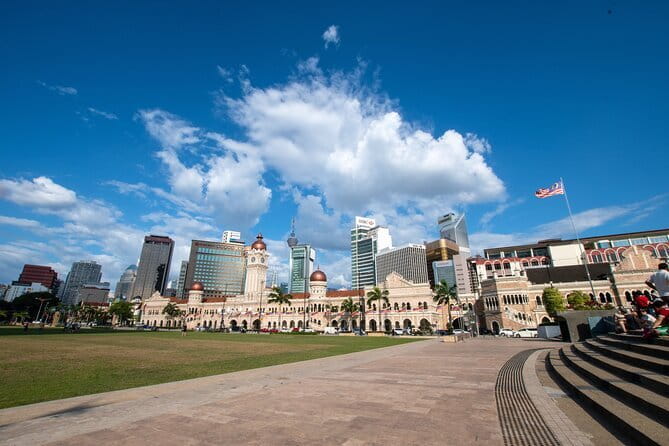 Kuala Lumpur City Tour with 21 Attraction (Private) - Batik, national memory, and the green center of the city