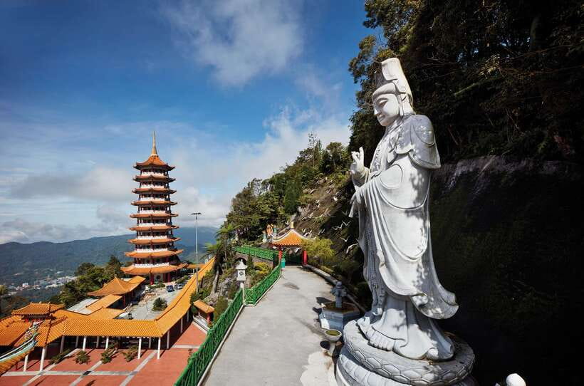 Kuala Lumpur: Genting Highlands & Batu Caves Day Trip - Guides make the shared format easier