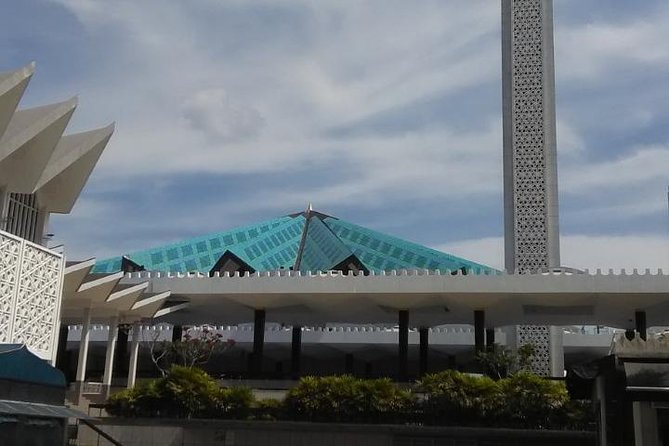 Kuala Lumpur InfoFun Walking Tour Experience - Central Market offers a short taste of local shopping