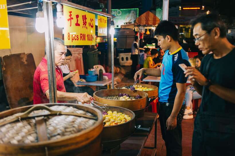 Kuala Lumpur: Local Street Food Night Tour - What your guide adds to the food