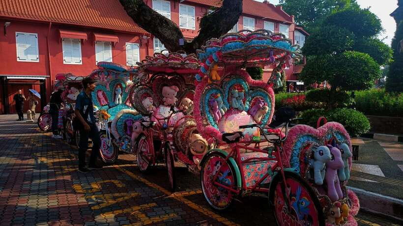 Kuala Lumpur: Private Malacca Night Tour w/Cruise & Trishaw - A trishaw ride with plenty of color