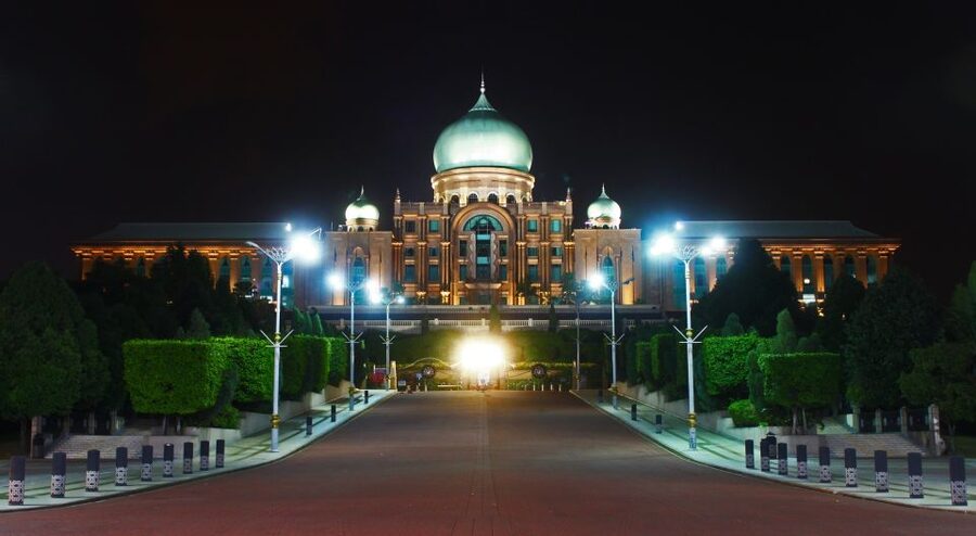 Kuala Lumpur: Putrajaya City Tour with Lake Cruise - Perdana Putra and the government quarter