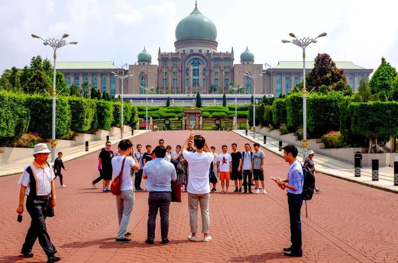 Kuala Lumpur: Putrajaya City Tour with Lake Cruise - Seeing Putrajaya from the lake