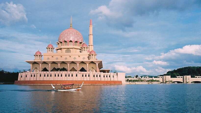 Kuala Lumpur: Putrajaya Tour with Traditional Boat Cruise - Key things to know before you book