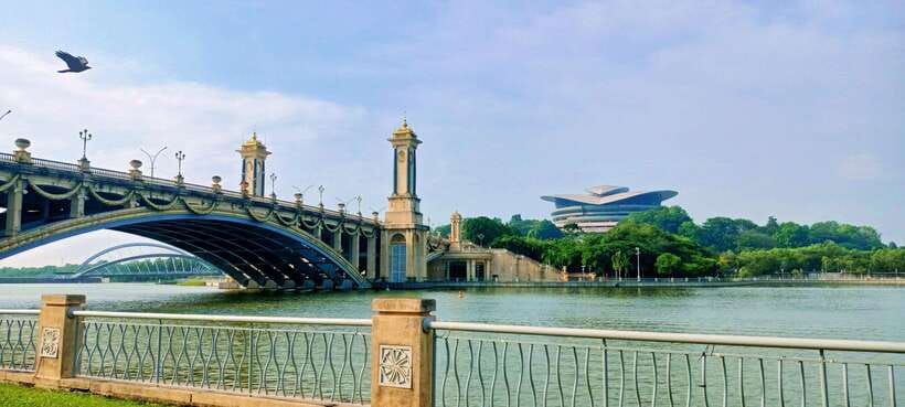 Kuala Lumpur: Putrajaya Tour with Traditional Boat Cruise - Putra Mosque beside the lake