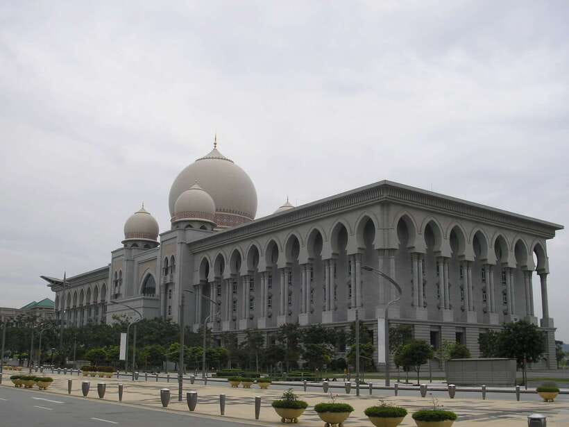 Kuala Lumpur: Putrajaya Tour with Traditional Boat Cruise - Cruise Tasik Putrajaya from the water