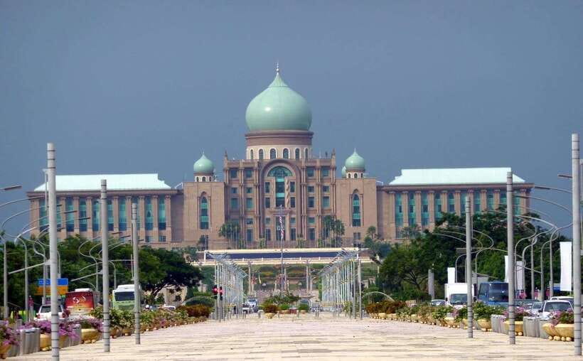 Kuala Lumpur: Putrajaya Tour with Traditional Boat Cruise - Palace of Justice and the ministry district