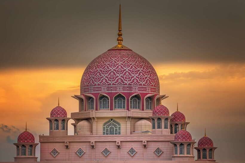 Kuala Lumpur: Putrajaya Tour with Traditional Boat Cruise - Bridges, official residences, and the Convention Centre
