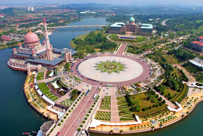 Kuala Lumpur: Putrajaya Tour with Traditional Boat Cruise - What the driver-guide adds