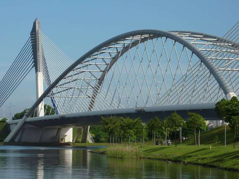 Kuala Lumpur: Putrajaya Tour with Traditional Boat Cruise - Transport, pickup, and timing