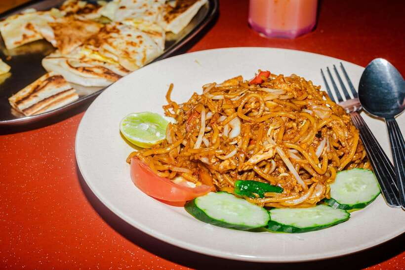 Kuala Lumpur: Sambal Street Food Tour with 15+ Tastings - Roti canai and the pleasure of watching food being made