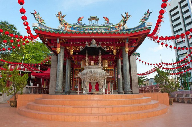 Kuching City Tour - Cat Statue and Kuching’s lighter side