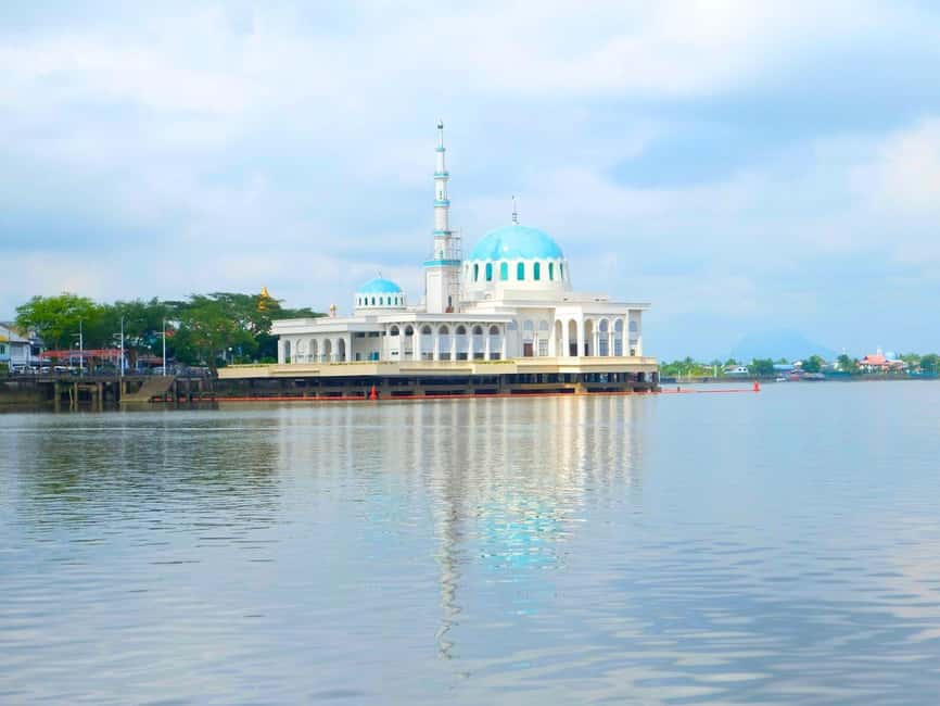 Kuching: Walking Tour with Sampan Boat Ride and Lunch - Local lunch at a Kuching hawker center