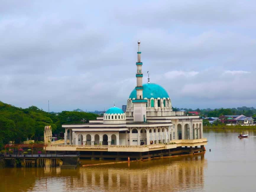 Kuching: Walking Tour with Sampan Boat Ride and Lunch - A sampan crossing with a close view of Kuching
