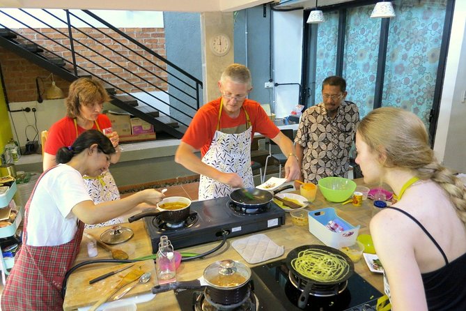 Market Visit & Private Hands-on Cooking Class at Daun Senja - Inside Patricia and Kingston’s home kitchen