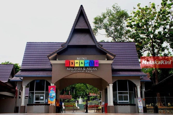 Melaka Full-Day Trip From Kuala Lumpur - The long road south from Kuala Lumpur