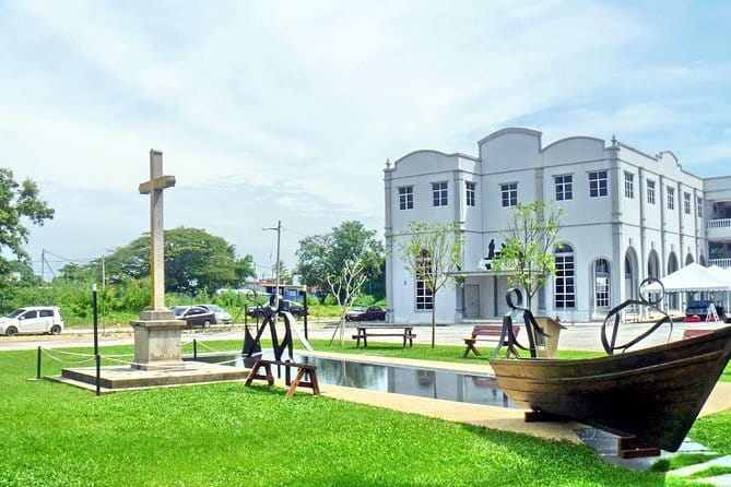 Melaka Full-Day Trip From Kuala Lumpur - Bukit China and the Malay house