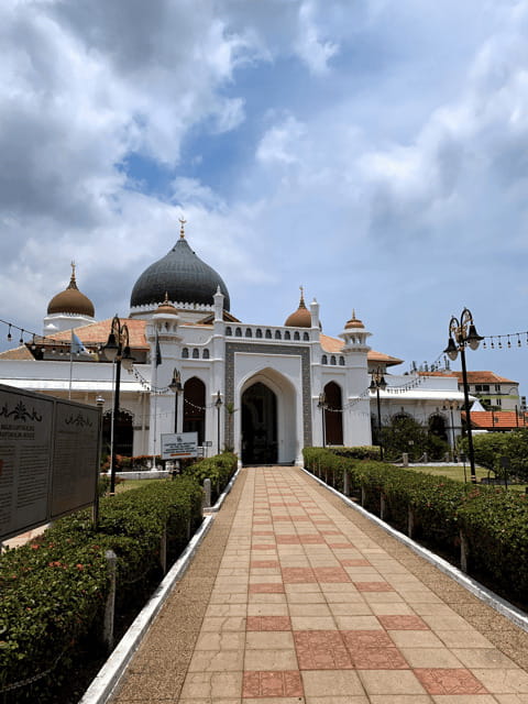 Penang: Georgetown Foodie Walking Tour with a Cocktail - Street Art, Temples, and Food Stories