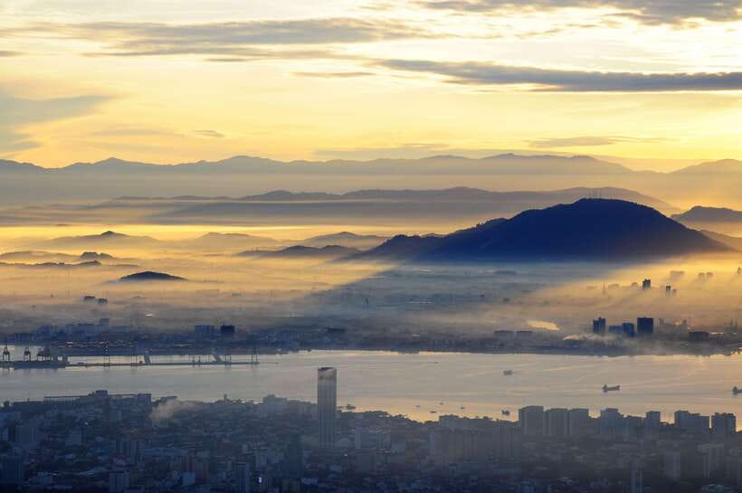 Penang: Kek Lok Si Temple and Penang Hill Guided Tour - Kek Lok Si Temple and its three-way design