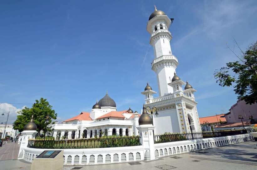 Penang: Trishaw Ride and Hawker Center Food Tour - Cruising past George Town’s old streets by trishaw