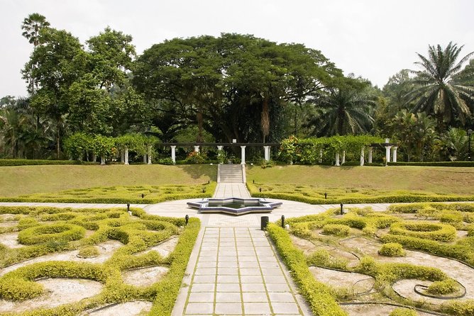 Private Day Kuala Lumpur Photographic Tour With Petronas Twin Tower & Batu Caves - A quiet pause at Lake Gardens