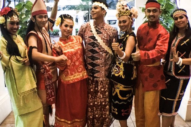 Private Kuala Lumpur City Tour With Petronas Tower & Local Dinner - Petronas Towers begin the evening