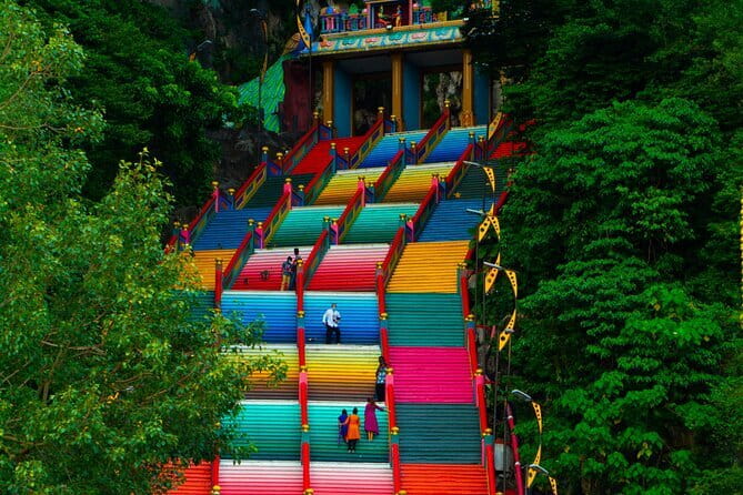 Putrajaya Tour From Kuala Lumpur Includes Batu Caves - Batu Caves brings the drama early