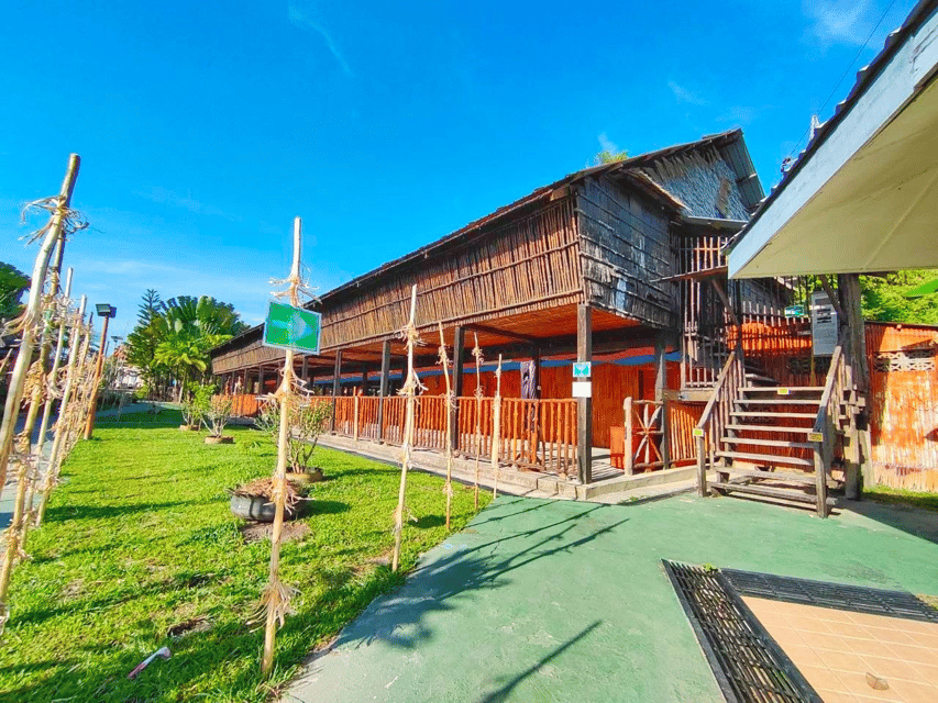 Sabah : Koisaan Cultural Village - Try the hands-on activities