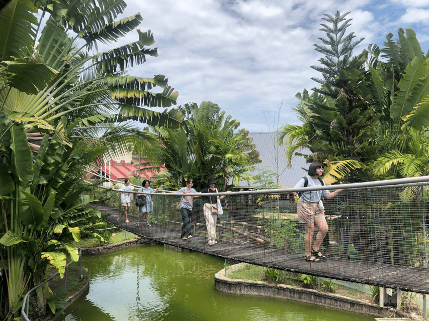 Sabah : Koisaan Cultural Village - Look closely at Sigah and Sirung