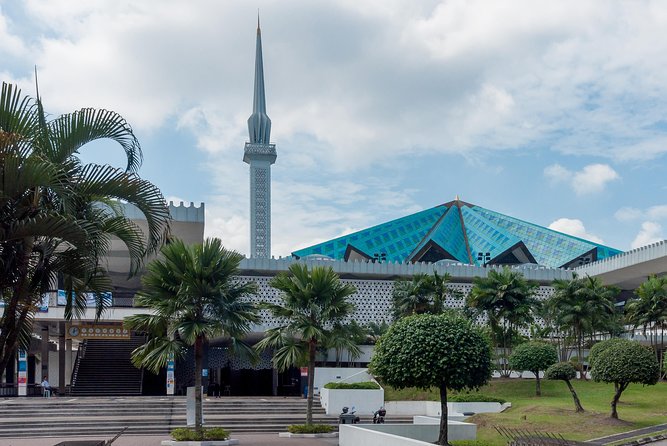 Shore Excursions from Port Klang Terminal - The Petronas Twin Towers make the classic Kuala Lumpur stop